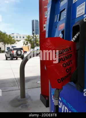 NO FILM, NO VIDEO, NO TV, NO DOCUMENTARIO - una vista della pompa di gas con un segnale fuori ordine alla stazione di benzina Marathon Mercoledì, 6 settembre 2017 a Sunny Isles Beach, FL, USA. Foto di David Santiago/Miami Herald/TNS/ABACAPRESS.COM Foto Stock