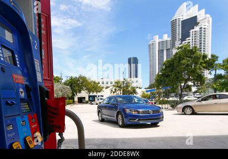 NO FILM, NO VIDEO, NO TV, NO DOCUMENTARIO - una vista della pompa di gas con un segnale fuori ordine alla stazione di benzina Marathon Mercoledì, 6 settembre 2017 a Sunny Isles Beach, FL, USA. Foto di David Santiago/Miami Herald/TNS/ABACAPRESS.COM Foto Stock