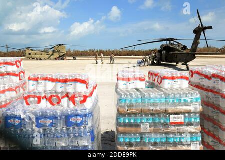NESSUN FILM, NESSUN VIDEO, NESSUNA TV, NESSUN DOCUMENTARIO - i soldati della Guardia Nazionale dell'Esercito della Florida caricano l'acqua in bottiglia negli elicotteri in un'area di sosta presso l'Aeroporto Internazionale Marathon delle Florida Keys mercoledì 13 settembre 2017. Foto di al Diaz/Miami Herald/TNS/ABACAPRESS.COM Foto Stock