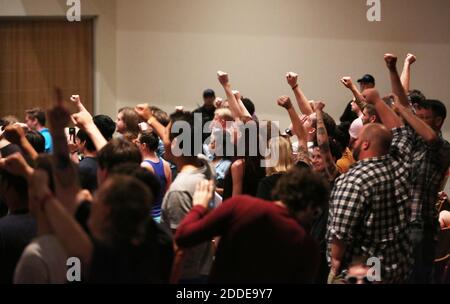 NO FILM, NO VIDEO, NO TV, NO DOCUMENTARIO - gli studenti dell'Università della Florida reagiscono al nazionalista bianco Richard Spencer che ha tenuto un discorso alla scuola di Gainesville, FL, USA, giovedì 19 ottobre 2017. Foto di Ricardo Ramirez-Buxeda/Orlando Sentinel/TNS/ABACAPRESS.COM Foto Stock