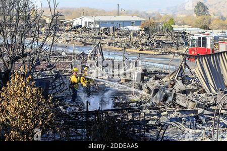 NO FILM, NO VIDEO, NO TV, NO DOCUMENTARIO - i pompieri hanno messo fuori i punti caldi il venerdì mattina, 8 dicembre 2017 ad un parco domestico mobile chiamato Rancho Monserate Country Club a Fallbrook, CA, USA. Il Lilac fuoco bruciato diverse case nel parco mobile casa. Foto di Eduardo Contreras/San Diego Union-Tribune/TNS/ABACAPRESS.COM Foto Stock