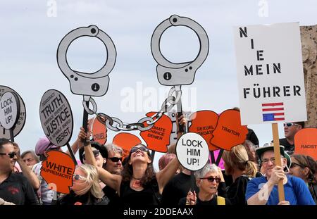 NO FILM, NO VIDEO, NO TV, NO DOCUMENTARIO - i manifestanti marciano in protesta lungo Ocean Boulevard a West Palm Beach, FL, USA, sabato 20 gennaio 2018, in occasione dell'anniversario dell'innaugurazione del presidente Trump e della successiva marcia delle donne. Foto di Mike Stocker/Sun Sentinel/TNS/ABACAPRESS.COM Foto Stock