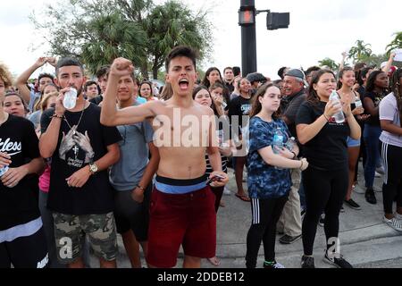 NO FILM, NO VIDEO, NO TV, NO DOCUMENTARIO - West Boca Raton Community High School gli studenti si rallegrano dopo aver raggiunto la Marjory Stoneman Douglas High School a Parkland, FL, USA martedì 20 febbraio 2018. Foto di Amy Beth Bennett/Sun Sentinel/TNS/ABACAPRESS.COM Foto Stock