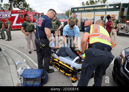 NO FILM, NO VIDEO, NO TV, NO DOCUMENTARIO - UNO studente della West Boca Raton Community High School viene trasportato dopo aver camminato alla Marjory Stoneman Douglas High School a Parkland, FL, USA martedì 20 febbraio 2018. Foto di Amy Beth Bennett/Sun Sentinel/TNS/ABACAPRESS.COM Foto Stock