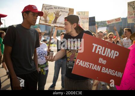 NESSUN FILM, NESSUN VIDEO, NESSUNA TV, NESSUN DOCUMENTARIO - UN giovane di Fridley di nome Dominic, a sinistra, che ha rifiutato di dare il suo cognome, si impegna in un dialogo con Gary Nieman di Duluth fuori Amsoil Arena, mentre il presidente Trump è apparso all'interno mercoledì 20 giugno 2018. (Jeff Wheeler/Minneapolis Star Tribune/TNS) /ABACAPRESS.COM Foto Stock