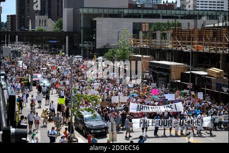 NESSUN FILM, NESSUN VIDEO, NESSUNA TV, NESSUN DOCUMENTARIO - migliaia di marzo attraverso il centro di Minneapolis, MN, USA il sabato, 30 giugno 2018, per dimostrare contro le politiche di immigrazione dell'amministrazione Trump. Foto di Aaron Lavinsky/Minneapolis Star Tribune/TNS/ABACAPRESS.COM Foto Stock