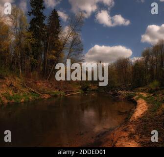 Fiume Isloch panoramico tra la natura in primavera Foto Stock