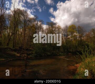 Fiume Isloch panoramico tra la natura in primavera Foto Stock