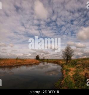 Fiume Isloch panoramico tra la natura in primavera Foto Stock