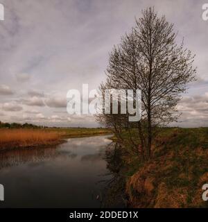 Fiume Isloch panoramico tra la natura in primavera Foto Stock