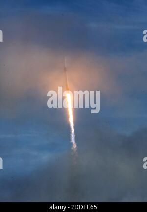 NO FILM, NO VIDEO, NO TV, NO DOCUMENTARIO - lo SpaceX Falcon 9 illumina una nuvola dopo essersi sollevato da pad 39-A in questa vista da Playalinda Beach, Fla., appena a nord del Kennedy Space Center, giovedì 15 novembre 2018. (Joe Burbank/Orlando Sentinel/TNS) Foto Stock