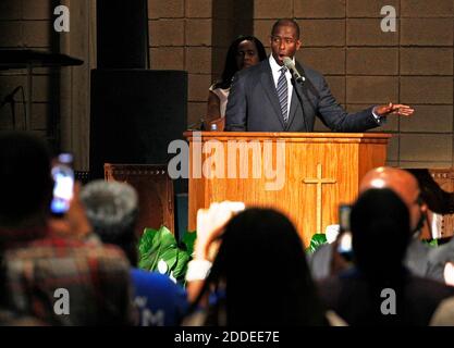 NESSUN FILM, NESSUN VIDEO, NESSUN TV, NESSUN DOCUMENTARIO - il sindaco Andrew Gillum ha un'ovazione mentre si rivolge ai sostenitori e li invita a mantenere un impegno politico, poiché la contea di Broward del Supervisore delle elezioni ha cinque giorni per raccontare i voti espressi in un intero mese che conduce alle elezioni di medio termine di martedì 6 novembre, 2018. Gillum ha tenuto un rally basato sulla fede all'interno della Chiesa Battista di New Mount Olive a Fort Lauderdale, FL, USA domenica 11 novembre 2018. Foto di Carl Juste/Miami Herald/TNS/ABACAPRESS.COM Foto Stock