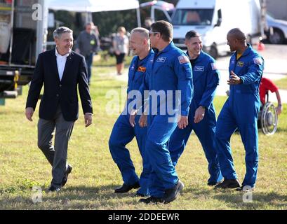 NESSUN FILM, NESSUN VIDEO, NESSUNA TV, NESSUN DOCUMENTARIO - Bob Cabana, direttore del Kennedy Space Center, a sinistra, cammina con gli astronauti della NASA, da sinistra, Doug Hurley, Bob Behnken, Mike Hopkins e Victor Glover, membri dell'equipaggio SpaceX Dragon, mentre arrivano per una conferenza stampa al Kennedy Space Center, FL, USA il venerdì, 1 marzo 2019. Foto di Joe Burbank/Orlando Sentinel/TNS/ABACAPRESS.COM Foto Stock