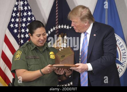 NO FILM, NO VIDEO, NO TV, NO DOCUMENTARIO - Gloria Chavez, Chief Patrol Agent per il settore El Centro, presenta una sezione della barriera di confine, da agenti e dipendenti del settore El Centro della pattuglia di confine, Al Presidente Donald Trump durante una tavola rotonda sulle questioni al confine tra Stati Uniti e Messico presso la stazione di polizia di confine di Calexico, California, il 5 aprile 2019. Foto di Hayne Palmour IV/San Diego Union-Tribune/TNS/ABACAPRESS.COM Foto Stock