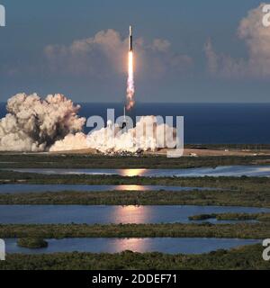 NO FILM, NO VIDEO, NO TV, NO DOCUMENTARIO - UN razzo pesante SpaceX Falcon 9 viene lanciato alle 18:35 dal complesso 39A al Kennedy Space Center, Florida, il 10 aprile. 2019. Questo è il primo lancio commerciale del 'pesante' che sta potenziando il satellite Arabsat 6. Il veicolo spaziale fornirà il servizio KU e KA Band per il Medio Oriente e il Nord Africa. Foto di Joe Burbank/Orlando Sentinel/TNS/ABACAPRESS.COM Foto Stock