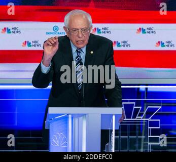 NO FILM, NO VIDEO, NO TV, NO DOCUMENTARIO - il candidato presidenziale democratico Sen. Bernie Sanders (i-Vt.) parla durante la seconda notte del primo dibattito presidenziale democratico giovedì 27 giugno 2019, all'Arsht Center for the Performing Arts di Miami, FL, USA. Foto di al Diaz/Miami Herald/TNS/ABACAPRESS.COM Foto Stock