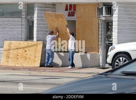 NESSUN FILM, NESSUN VIDEO, NESSUNA TV, NESSUN DOCUMENTARIO - le imprese nella zona della Normandia a Miami Beach iniziano a rimuovere i plywoods utilizzati come persiane che coprono le finestre anteriori, come l'ultima traccia dell'uragano Dorian mostra che la tempesta è spostata a est e a nord, Aumentando la possibilità che la tempesta non avrebbe fatto le frane nello stato della Florida Sabato 31 agosto 2019. Foto di Pedro Portal/Miami Herald/TNS/ABACAPRESS.COM Foto Stock