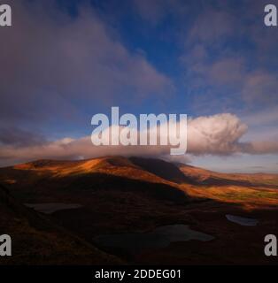 Le montagne irlandesi si aprono in condizioni di luce incredibile Foto Stock
