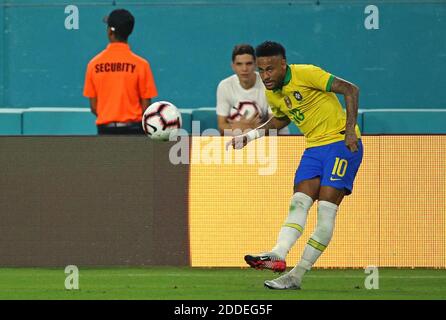 NO FILM, NO VIDEO, NO TV, NO DOCUMENTARIO - Brasile avanti Neymar (10) calcia la palla durante la prima metà di un amico internazionale contro la Colombia all'Hard Rock Stadium a Miami Gardens, FL, USA venerdì 6 settembre 2019. Il gioco si è concluso in un pareggio di 2-2. Foto di David Santiago/Miami Herald/TNS/ABACAPRESS.COM Foto Stock