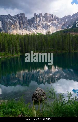 Il Lago di Carezza è un piccolo lago alpino delle Dolomiti in Alto Adige. Il lago e le Dolomiti. Foto Stock