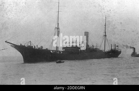 AJAXNETPHOTO. 1920. POSIZIONE SCONOSCIUTA. BEN LINE'S BENARTY COSTRUITO NEL 1883 DA BARTRAM & SONS SUNDERLAND YARD NR 187 PER BEN LINE STEAMERS DI LEITH. VENDUTO 1924 A NEW EGYPT & LAVANT SPEDIZIONE RIBATTEZZATA ANTINOE. ABBANDONATO NEL NORD ATLANTICO EN ROTTA PER QUEENSTOWN, IRLANDA DA NEW YORK DOPO IL SUO CARICO DI GRANO SPOSTATO. PHOTOGRAPHER:UNKNOWN © DIGITAL IMAGE COPYRIGHT AJAX VINTAGE PICTURE LIBRARY SOURCE: AJAX VINTAGE PICTURE LIBRARY COLLECTION REF:1920 4 Foto Stock