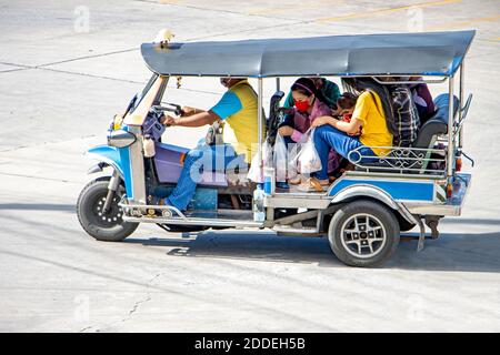 SAMUT PRAKAN, THAILANDIA, 27 2020 LUGLIO, UN triciclo taxi completo - tuk tuk giri con passeggero su una strada soleggiata. Foto Stock