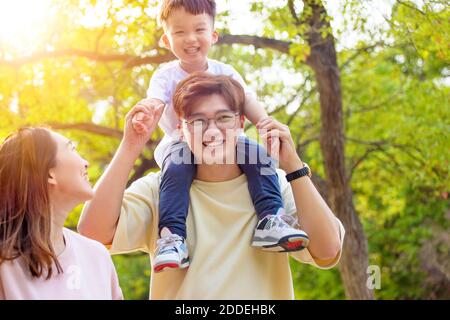 felice famiglia a piedi nel parco Foto Stock