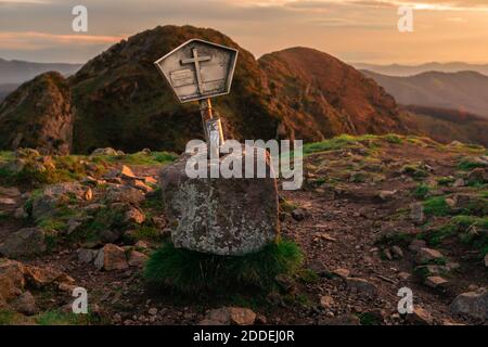 Vista dalla cima del monte Harriak Aiako al tramonto; Paesi Baschi Foto Stock