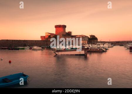 Piccolo castello circondato dall'oceano a Sokoa (Socoa) alla baia di Donibane Lohitzune (Saint Jean de Luz) nei Paesi Baschi. Foto Stock