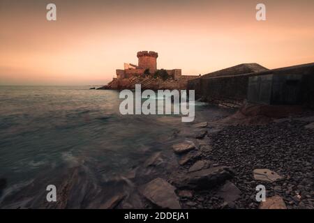 Piccolo castello circondato dall'oceano a Sokoa (Socoa) alla baia di Donibane Lohitzune (Saint Jean de Luz) nei Paesi Baschi. Foto Stock