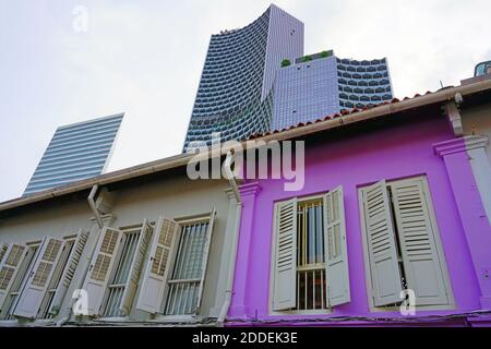 Finestre colorate sulle case di Peranakan di Singapore Foto Stock