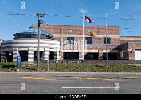 Hackensack, New Jersey, Stati Uniti. 24 Nov 2020. La prigione della contea di Bergen è mostrata su South River Road a Hackensack, New Jersey. Almeno nove immigrati che si trovano nella prigione della contea di Bergen, nel New Jersey, sono in sciopero della fame da quasi due settimane. I prigionieri chiedono il loro rilascio in mezzo alle crescenti preoccupazioni per la diffusione della COVID-19 nella struttura affollata e squallida. Molti di loro hanno problemi di salute, compresa la malattia renale, rendendoli più vulnerabili al peggioramento dei sintomi COVID. Credit: Brian Branch Price/ZUMA Wire/Alamy Live News Foto Stock