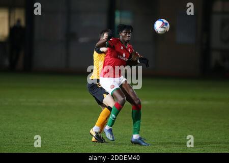 Newport, Regno Unito. 24 Nov 2020. Elijah Adebayo of Walsall in action.EFL football League due match, Newport County contro Walsall alla Rodney Parade di Newport, Galles, martedì 24 novembre 2020. Questa immagine può essere utilizzata solo per scopi editoriali. Solo per uso editoriale, è richiesta una licenza per uso commerciale. Nessun utilizzo nelle scommesse, nei giochi o nelle pubblicazioni di un singolo club/campionato/giocatore. pic di Andrew Orchard/Andrew Orchard sports photography/Alamy Live news Credit: Andrew Orchard sports photography/Alamy Live News Foto Stock