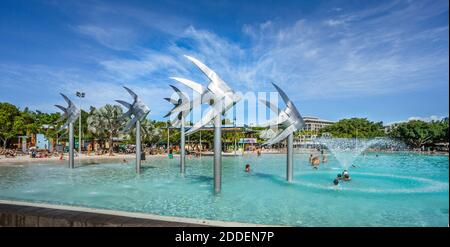 Iconiche sculture di pesci intessuti alla Cairns Esplanade Lagoon, North Queensland, Australia Foto Stock