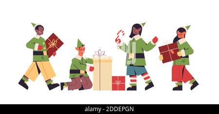 elfi verdi in costumi preparare regali mescolano ragazze di razza santa helpers felice anno nuovo buon natale festeggiamenti concetto illustrazione vettoriale orizzontale a lunghezza intera Illustrazione Vettoriale