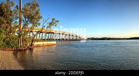 Il Big Hickory Bridge attraversa New Pass nella baia di estero verso Bonita Springs, Florida Foto Stock