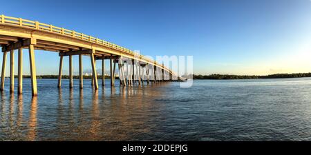 Il Big Hickory Bridge attraversa New Pass nella baia di estero verso Bonita Springs, Florida Foto Stock