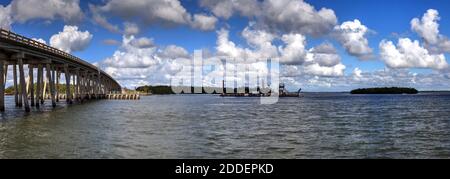 Bonita Beach, Florida, USA – 16 novembre 2020: Il dragaggio di New Pass sotto il Big Hickory Bridge a Bonita Springs in modo che Estero Bay abbia migliore accce Foto Stock