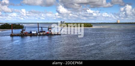 Bonita Beach, Florida, USA – 16 novembre 2020: Il dragaggio di New Pass sotto il Big Hickory Bridge a Bonita Springs in modo che Estero Bay abbia migliore accce Foto Stock