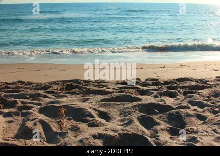 Sole che splende sull'oceano Foto Stock