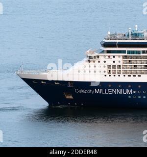 Nave da crociera Celebrity Millennium, vista della prua della nave unica e contemporanea nave da crociera passeggeri barca vela sulle onde del mare Oceano Pacifico Foto Stock