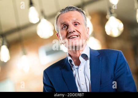 Fellbach, Germania. 03 Nov 2020. Frank Nopper (CDU), candidato all'elezione del sindaco di Stoccarda, ride prima che venga registrato il discorso dell'Accademia. (A dpa: 'Ultimo scatto sulla strada per la cima del municipio - Stoccarda elegge nuovo Signore Sindaco') Credit: Tom Weller/dpa/Alamy Live News Foto Stock