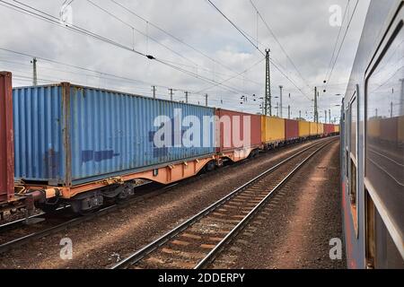 Treno merci visto dalla finestra del passeggero Foto Stock