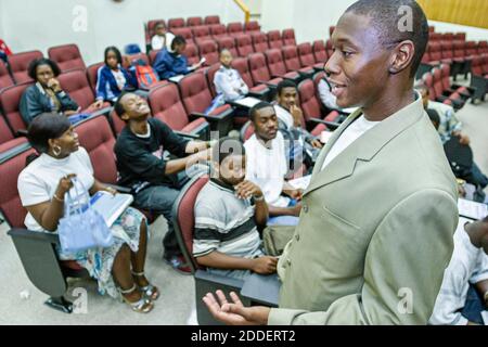 Miami Florida,Little Haiti Miami Edison Senior High School,altoparlante motivazionale Patrick Quinn,studenti studenti uomo nero adolescenti adolescenti Foto Stock