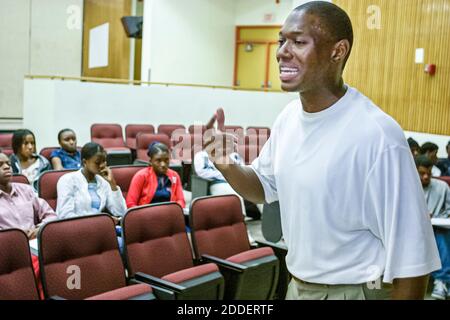 Miami Florida,Little Haiti Miami Edison Senior High School,altoparlante motivazionale Patrick Quinn,studenti studenti uomo nero adolescenti adolescenti Foto Stock