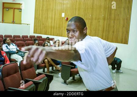 Miami Florida,Little Haiti Miami Edison Senior High School,altoparlante motivazionale Patrick Quinn,studenti studenti uomo nero adolescenti adolescenti Foto Stock