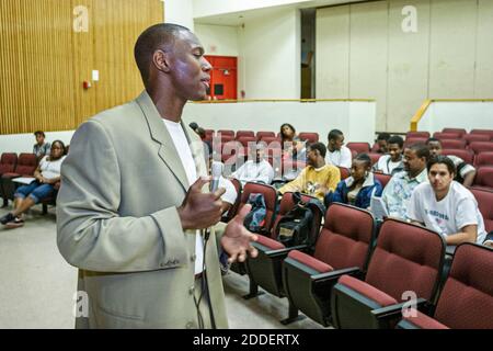 Miami Florida,Little Haiti Miami Edison Senior High School,altoparlante motivazionale Patrick Quinn,studenti studenti uomo nero adolescenti adolescenti Foto Stock