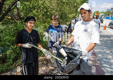 Miami Beach Florida,Dade Canal studenti teen teen teen,Job Corps lavoratori volontari Black Ispanic pulizia raccolta rifiuti raccolta, ragazzi plastica Foto Stock