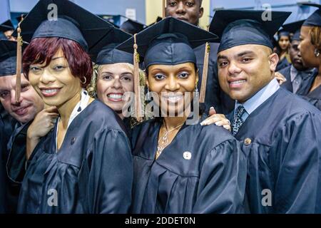 Florida, Miami Beach Convention Center, inizio della St. Thomas University, cerimonia di laurea studenti CAP Gown laureati, Black Foto Stock