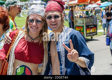 North Miami Beach Florida, Miami Dade Parks, Graynolds Park Love in event celebra la cultura degli anni '60, hippie concorso di moda, concorrenti sili Foto Stock